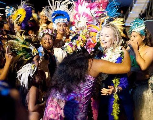 Hillary Clinton arrives on Rarotonga