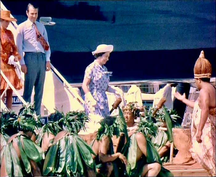 Queen arrives to open Rarotonga airport